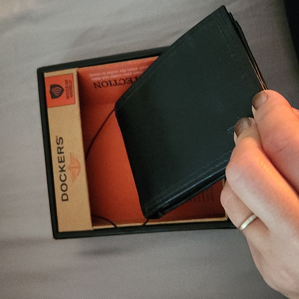 Dockers Men's Bifold Wallet - Picture 3 of 7